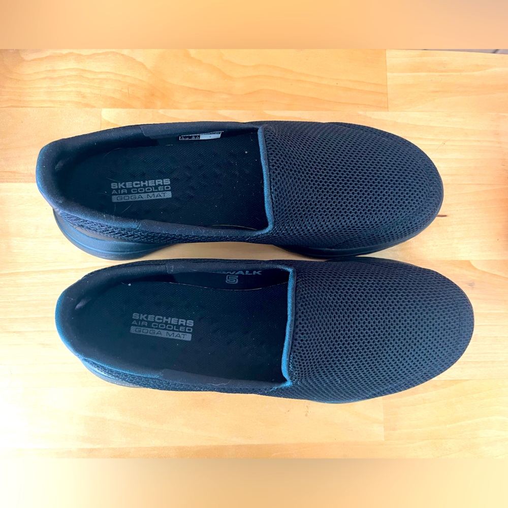 Host Pick Sketchers black slip on shoes women’s size 7.5 NWOT no box